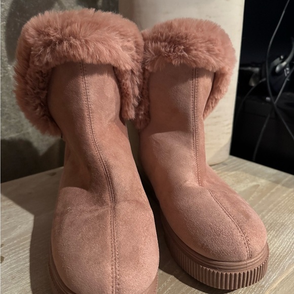 Pink Winter Boots with Faux Fur Trim and Rubber Sole - Picture 5 of 6